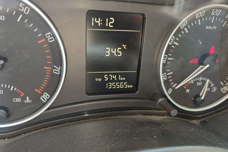 Used Skoda Octavia 2013 1.6L Manual Yijie Edition Odometer Close Up