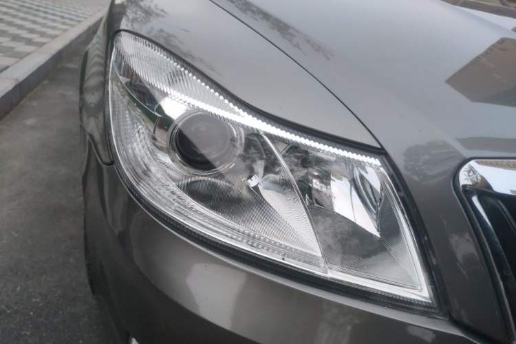 Used Skoda Octavia 2013 1.6L Automatic Yijie Edition Right Front Headlight