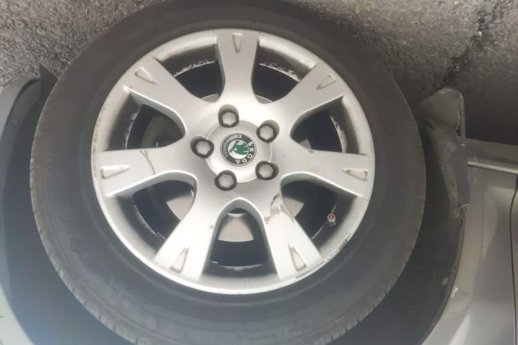 Used Skoda Octavia 2013 2.0L Automatic Yijie Edition Right Front Wheel Hub