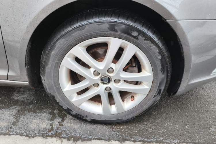 Used Skoda Octavia 2013 1.6L Manual Yijun Edition Right Front Wheel Hub