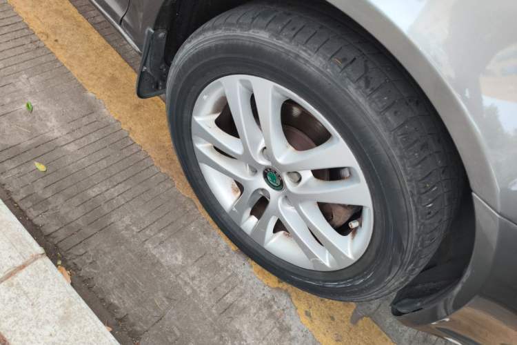 Used Skoda Octavia 2013 1.6L Automatic Yijun Edition Right Front Wheel Hub