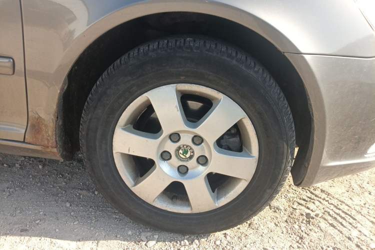 Used Skoda Octavia 2013 1.6L Manual Yijie Edition Right Front Wheel Hub