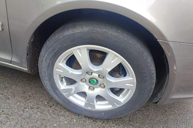 Used Skoda Octavia 2013 1.6L Manual Yijie Edition Right Front Wheel Hub