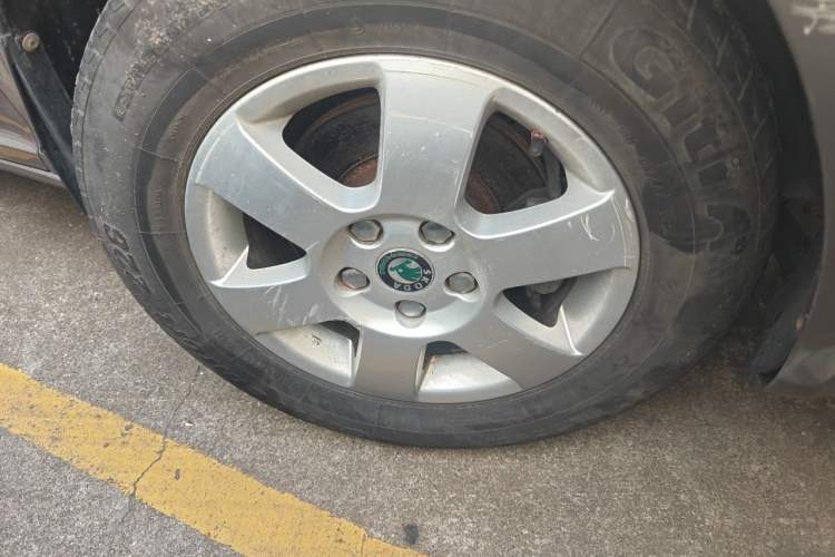 Used Skoda Octavia 2013 1.6L Manual Yijie Edition Right Front Wheel Hub