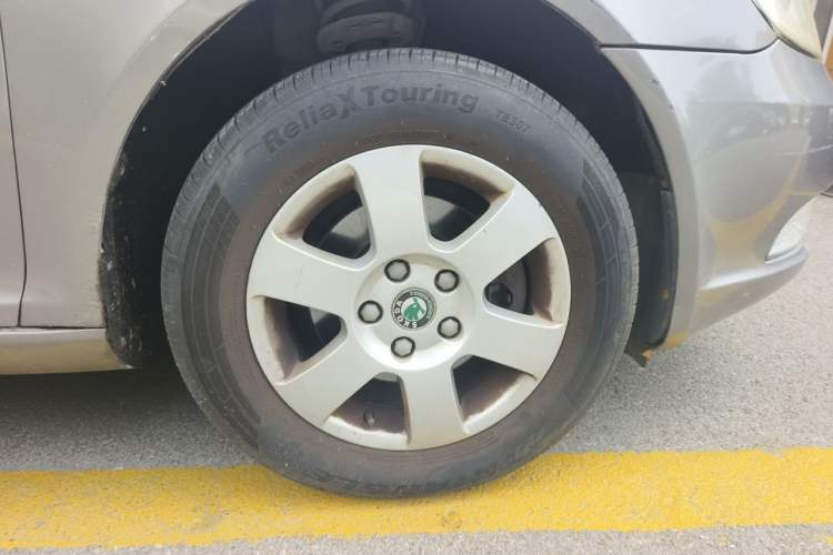 Used Skoda Octavia 2013 1.6L Automatic Yijie Edition Right Front Wheel Hub