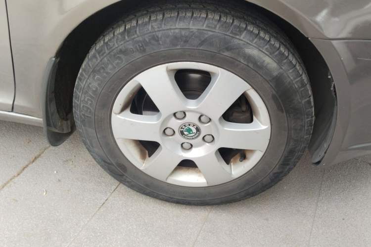 Used Skoda Octavia 2013 1.6L Manual Yijie Edition Right Front Wheel Hub