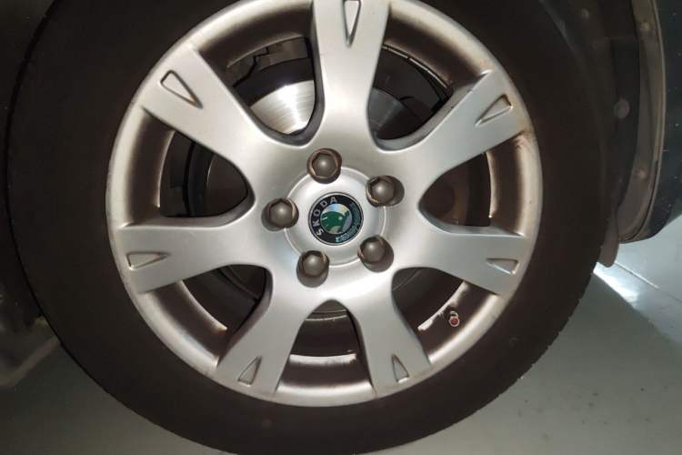 Used Skoda Octavia 2013 1.6L Automatic Yijie Edition Right Front Wheel Hub