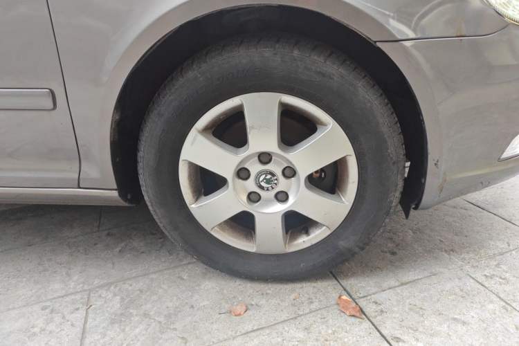 Used Skoda Octavia 2013 1.6L Manual Yijie Edition Right Front Wheel Hub