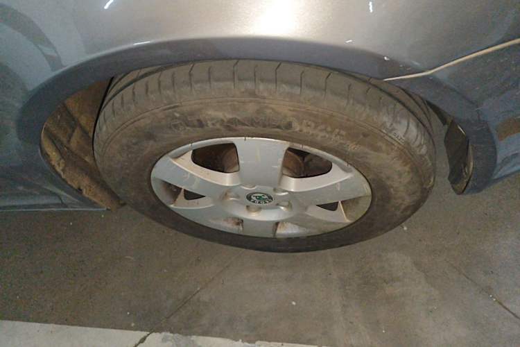Used Skoda Octavia 2013 1.6L Manual Yijie Edition Right Front Wheel Hub
