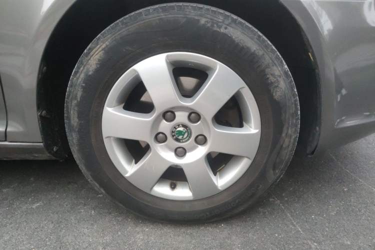 Used Skoda Octavia 2013 1.6L Automatic Yijie Edition Right Front Wheel Hub