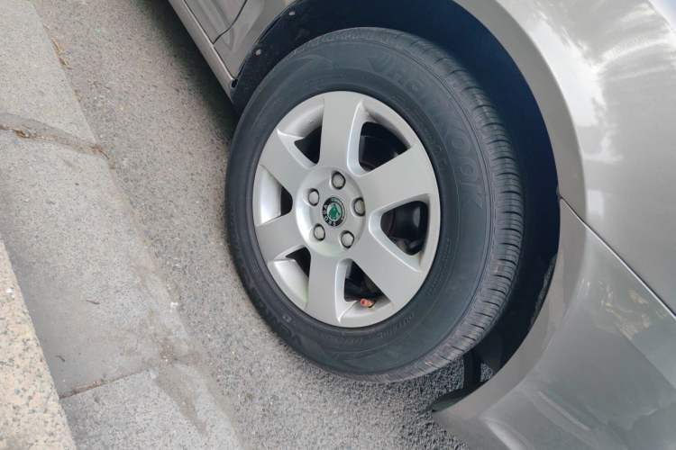 Used Skoda Octavia 2013 1.6L Manual Yijie Edition Right Front Wheel Hub