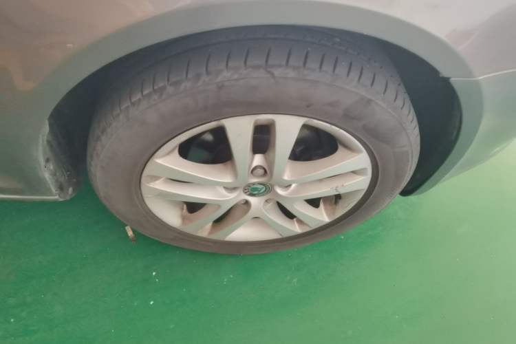 Used Skoda Octavia 2013 1.6L Automatic Yijun Edition Right Front Wheel Hub