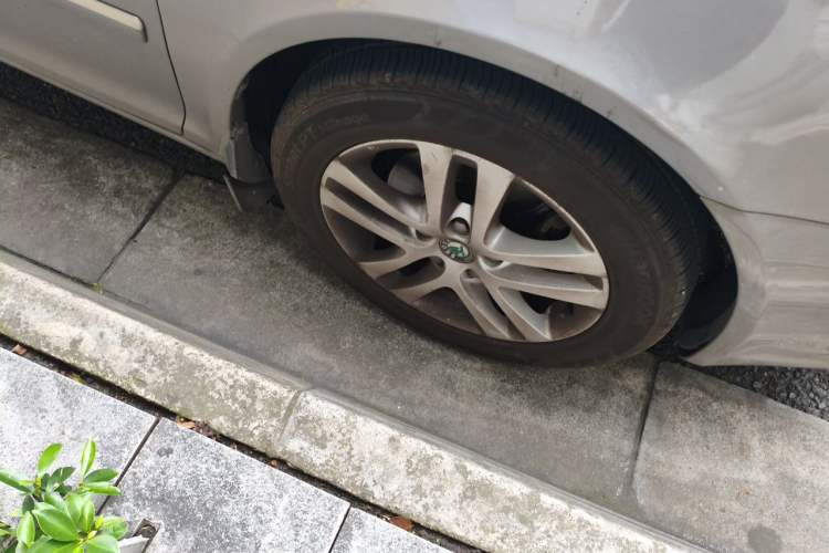 Used Skoda Octavia 2013 1.4TSI Manual Yijun Edition Right Front Wheel Hub