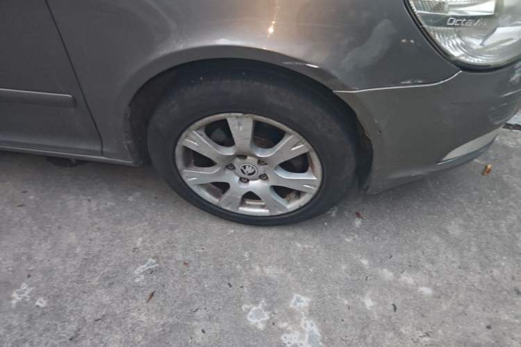 Used Skoda Octavia 2013 1.6L Automatic Elegance Edition Right Front Wheel Hub