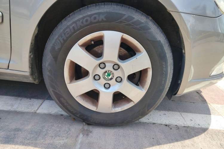 Used Skoda Octavia 2013 1.6L Automatic Yijun Edition Right Front Wheel Hub