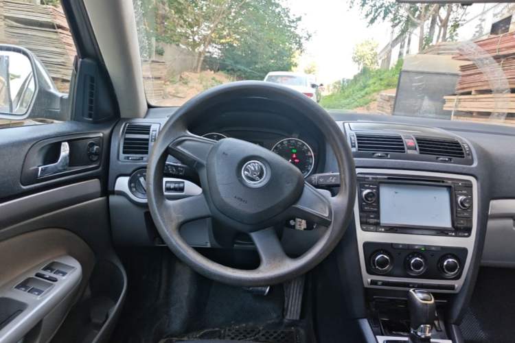 Used Skoda Octavia 2013 1.6L Automatic Yijie Edition Steering Wheel