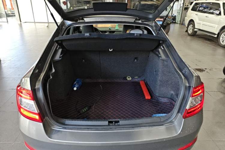 Used Skoda Octavia 2013 1.6L Automatic Yijie Edition Trunk