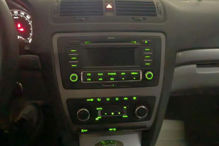 Used Skoda Octavia 2013 1.6L Automatic Yijun Edition Audio And AC Panel