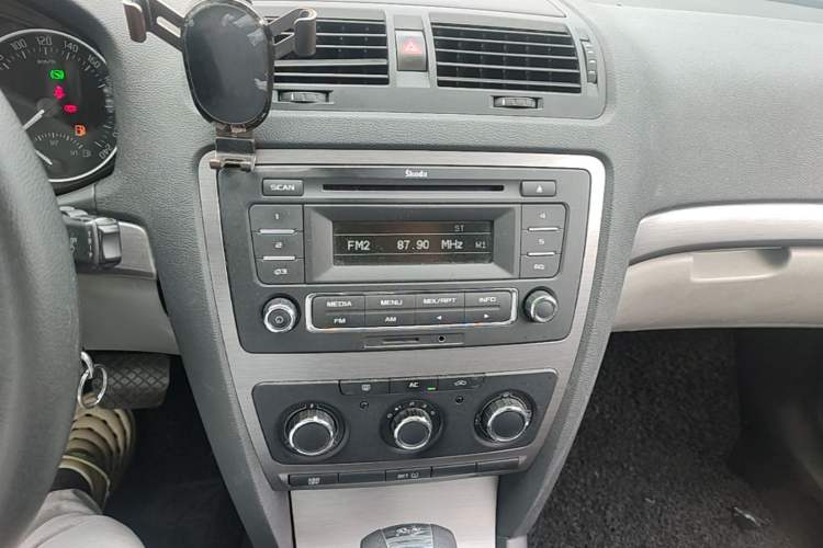 Used Skoda Octavia 2013 1.6L Automatic Yijie Edition Audio And AC Panel
