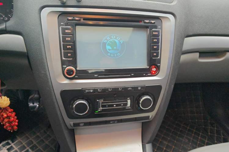 Used Skoda Octavia 2013 1.6L Manual Yijun Edition Audio And AC Panel