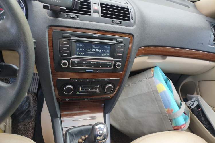 Used Skoda Octavia 2013 1.6L Manual Yijun Edition Audio And AC Panel
