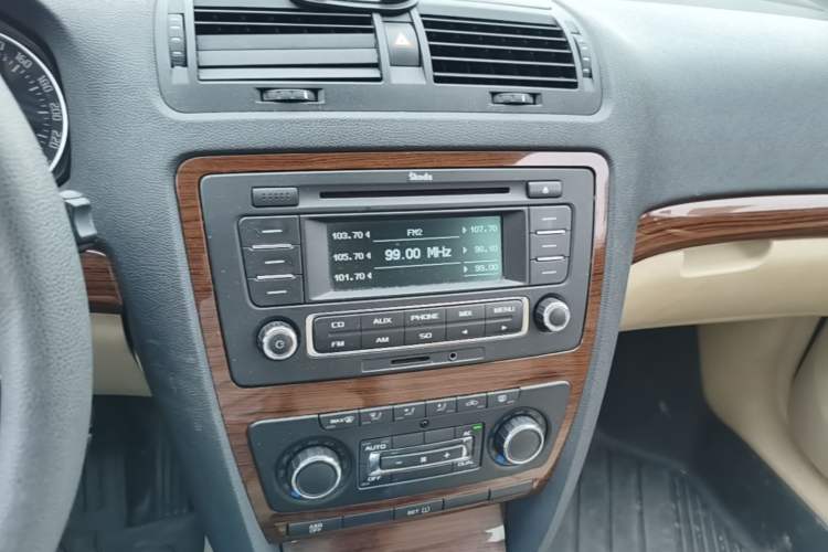 Used Skoda Octavia 2013 1.6L Automatic Yijun Edition Audio And AC Panel