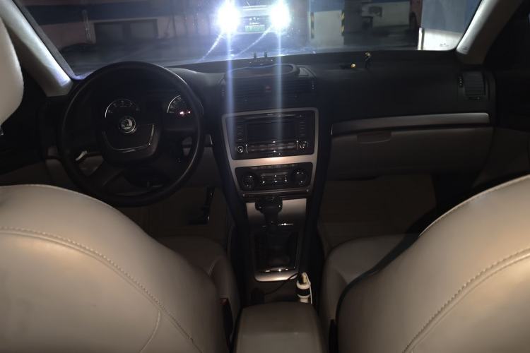 Used Skoda Octavia 2013 1.6L Automatic Yijun Edition Center Console
