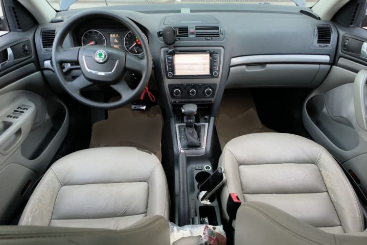 Used Skoda Octavia 2013 1.6L Automatic Elegance Edition Center Console