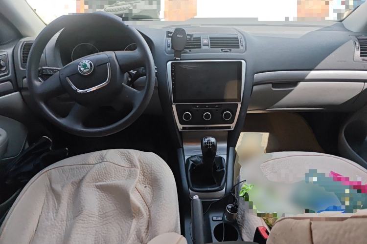 Used Skoda Octavia 2013 1.6L Manual Yijie Edition Center Console