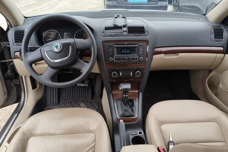 Used Skoda Octavia 2013 1.6L Automatic Yijun Edition Center Console
