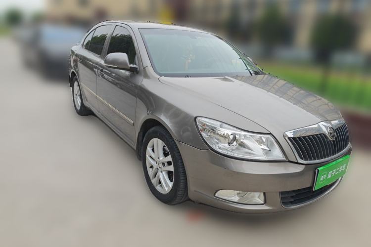 Used Skoda Octavia 2013 1.6L Manual Yijun Edition Front Right 45 Deg