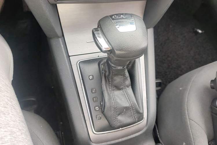 Used Skoda Octavia 2013 1.6L Automatic Yijie Edition Gear Lever