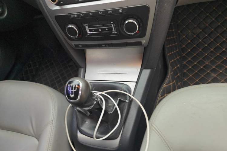 Used Skoda Octavia 2013 1.6L Manual Yijun Edition Gear Lever