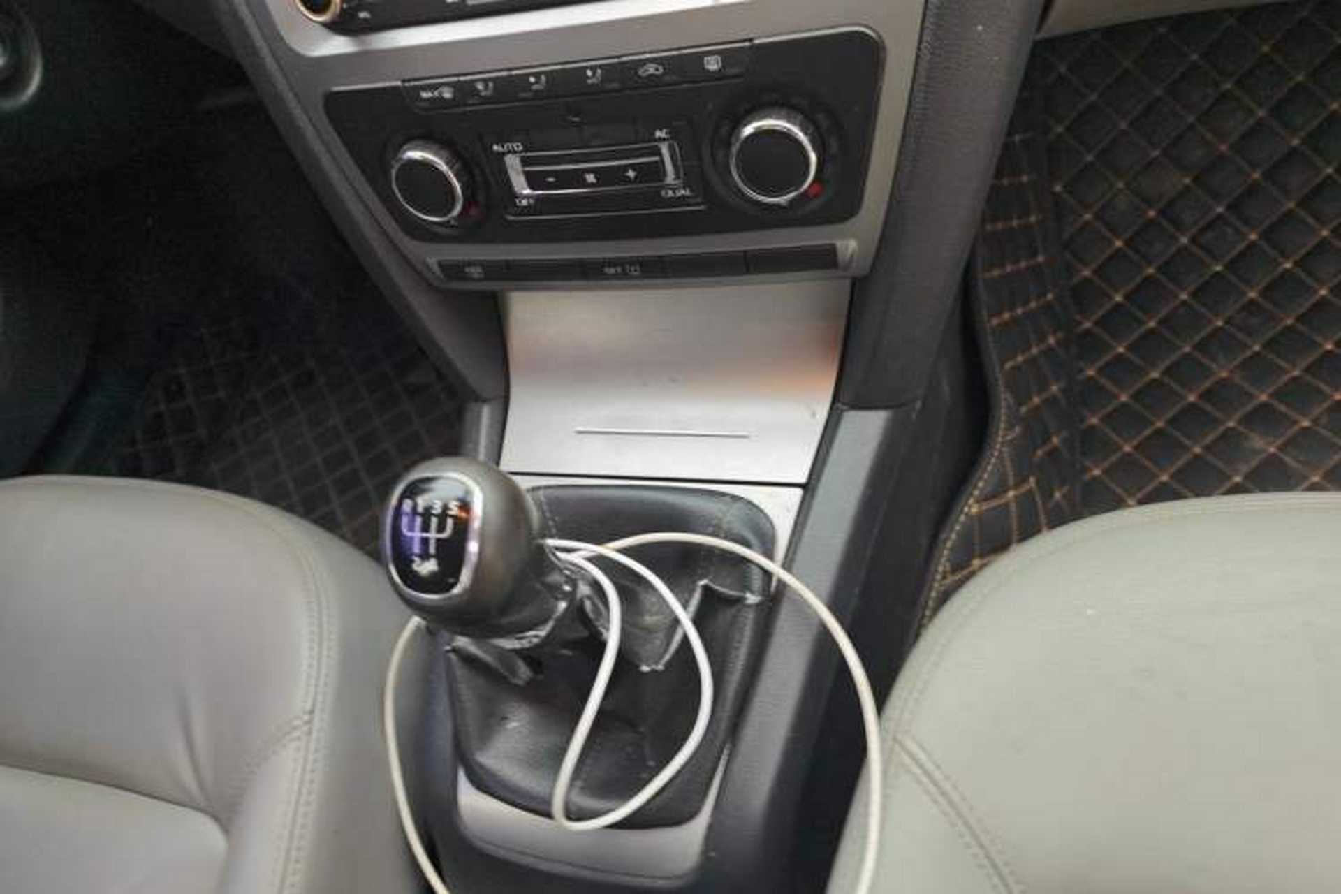 Used Skoda Octavia 2013 1.6L Manual Yijun Edition Gear Lever