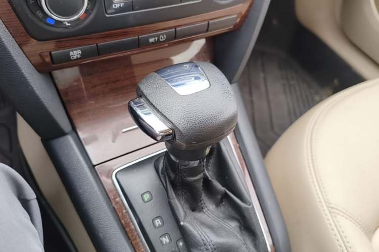 Used Skoda Octavia 2013 1.6L Automatic Yijun Edition Gear Lever