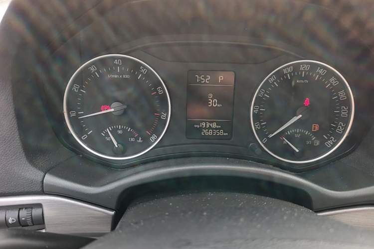 Used Skoda Octavia 2013 1.6L Automatic Yijie Edition Odometer Close Up