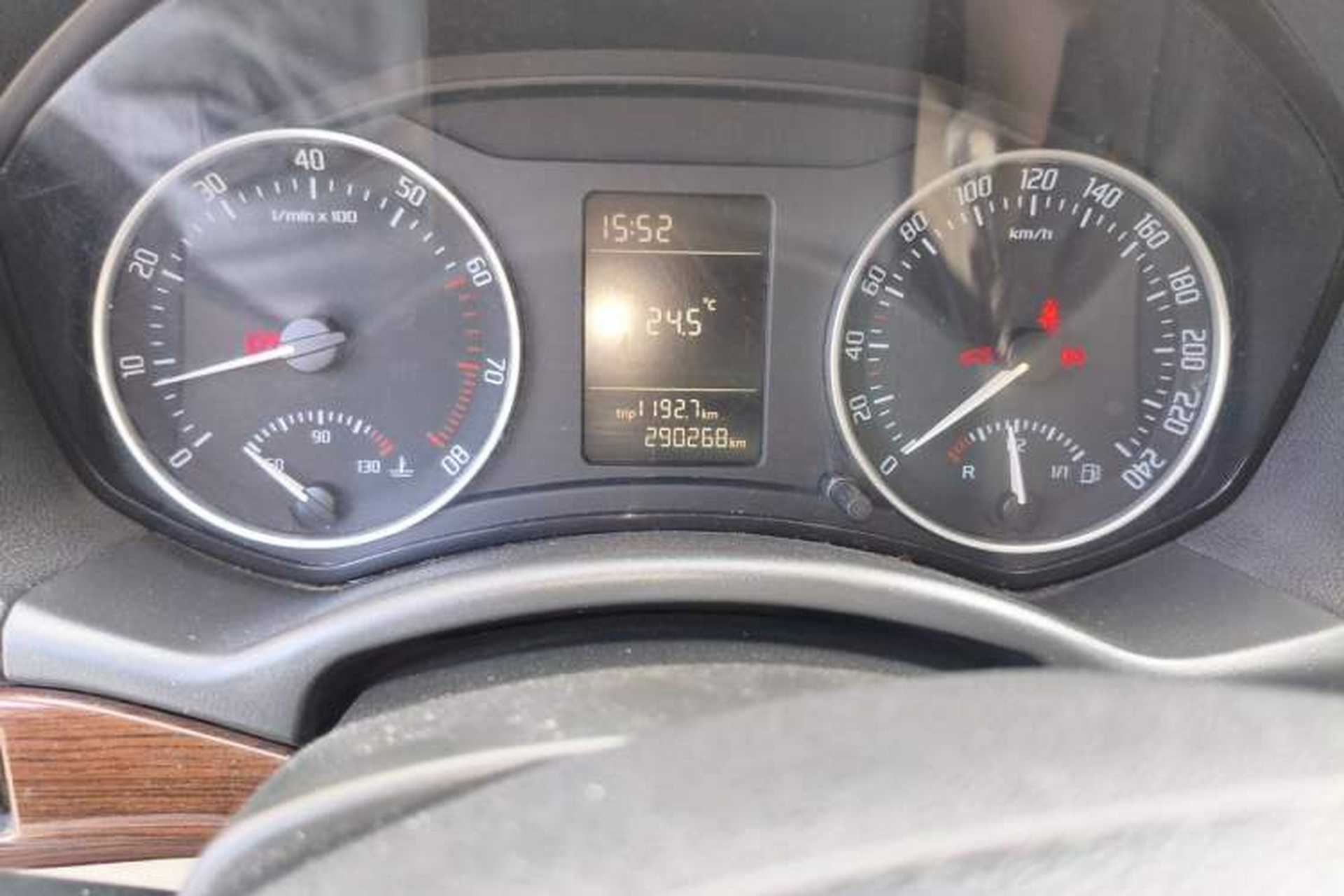 Used Skoda Octavia 2013 1.6L Manual Yijun Edition Odometer Close Up