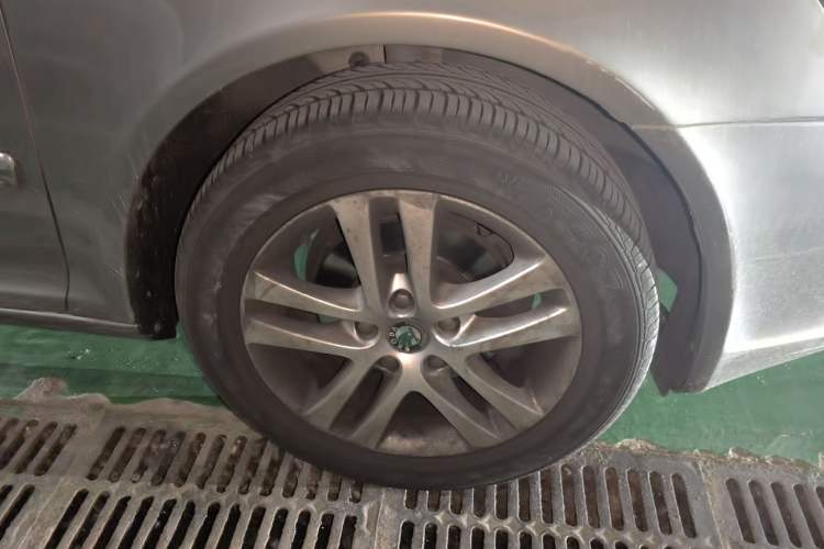 Used Skoda Octavia 2013 1.6L Automatic Yijun Edition Right Front Wheel Hub