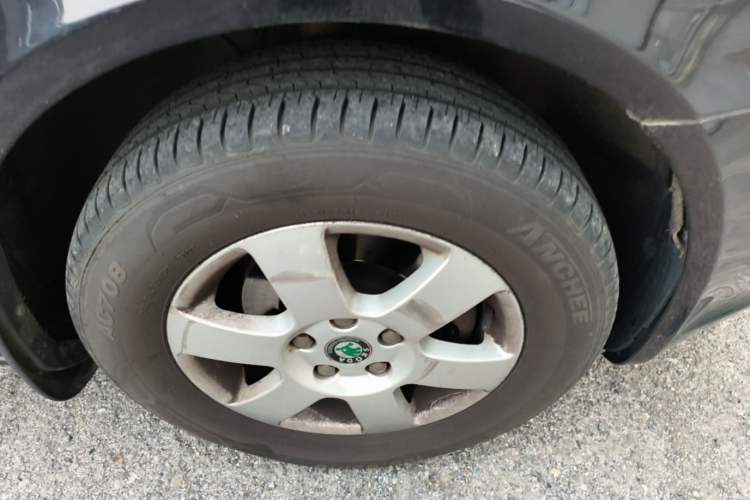 Used Skoda Octavia 2013 1.6L Automatic Elegance Edition Right Front Wheel Hub