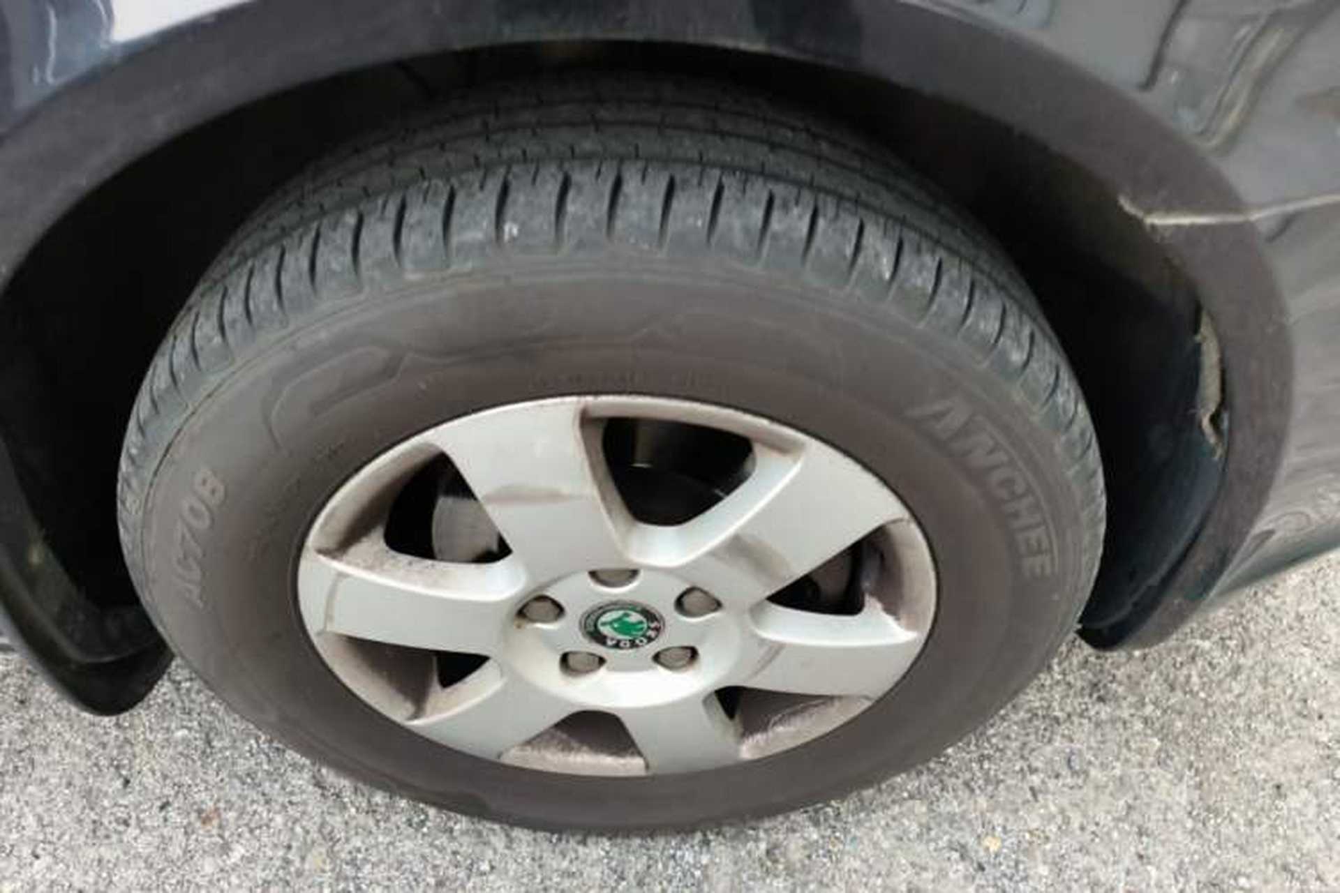 Used Skoda Octavia 2013 1.6L Automatic Elegance Edition Right Front Wheel Hub