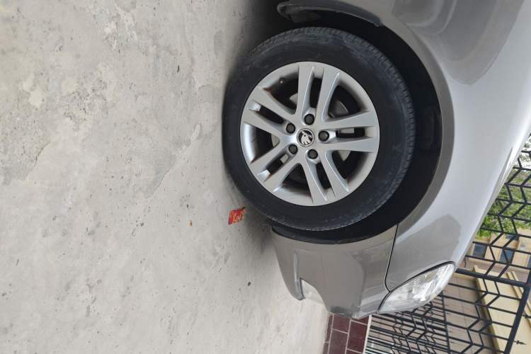 Used Skoda Octavia 2013 1.6L Manual Yijun Edition Right Front Wheel Hub