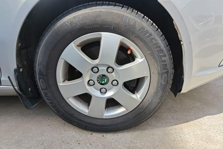 Used Skoda Octavia 2013 1.6L Manual Yijie Edition Right Front Wheel Hub