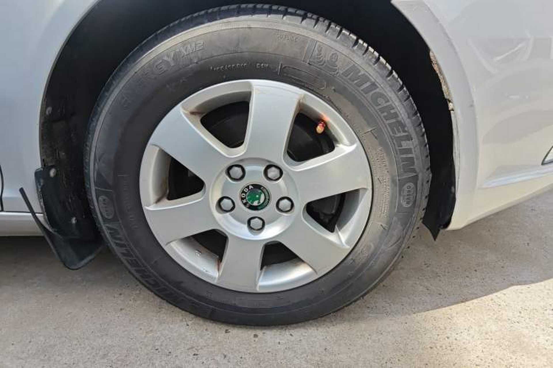 Used Skoda Octavia 2013 1.6L Manual Yijie Edition Right Front Wheel Hub