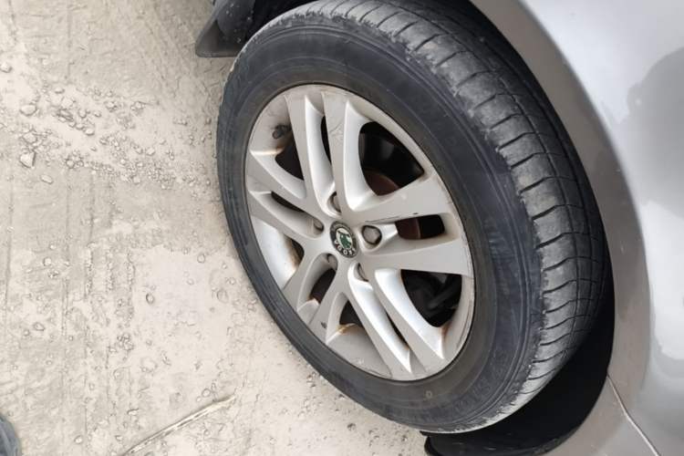 Used Skoda Octavia 2013 1.6L Automatic Yijun Edition Right Front Wheel Hub