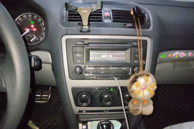 Used Skoda Octavia 2013 1.6L Automatic Yijie Edition Audio And AC Panel