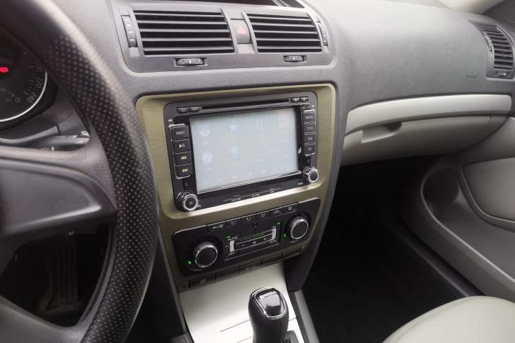 Used Skoda Octavia 2013 1.6L Automatic Yijun Edition Audio And AC Panel