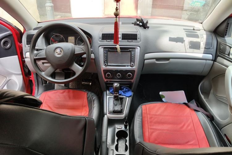 Used Skoda Octavia 2013 1.6L Automatic Elegance Edition Center Console