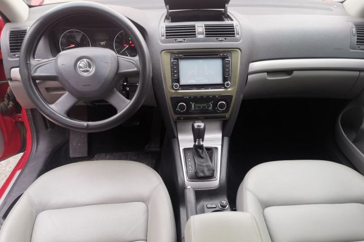 Used Skoda Octavia 2013 1.6L Automatic Yijun Edition Center Console