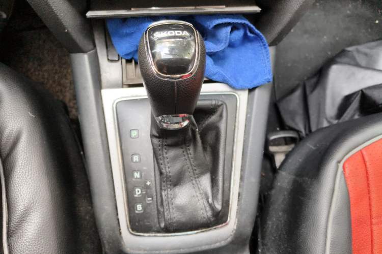 Used Skoda Octavia 2013 1.6L Automatic Elegance Edition Gear Lever