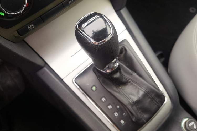 Used Skoda Octavia 2013 1.6L Automatic Yijun Edition Gear Lever